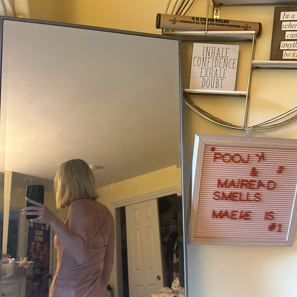 silky dress from Windsor never worn. - Picture 3 of 3